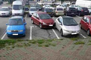 FOTO ȘTIREA TA: Vezi că ai lovit-o! O şoferiţă începătoare loveşte o maşină parcată în Alba Iulia şi apoi îşi continuă nepăsătoare drumul