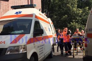 O femeie a ajuns la Urgenţe după ce a fost înţepată de o albină în cap