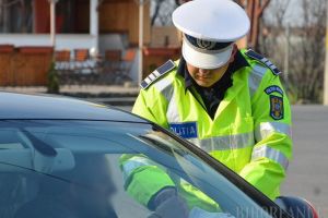 Un adolescent de 15 ani din Bihor a furat maşina tatălui său şi s-a plimbat la volanui ei prin sat. Aventura i-a adus un dosar penal