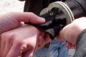 Doi români au vrut să răpească două fete. Cei doi erau cât pe ce să fie linşaţi