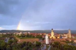 FOTO, VIDEO. Imagini spectaculoase surprinse pe cerul Cetăţii Alba Carolina: Curcubeu după ploaie