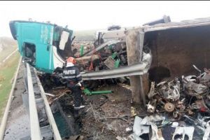 Isprava unui poliţist german, pe o autostradă unde se petrecuse un accident mortal. I-a obligat pe doi dintre şoferii care făceau fotografii macabre să coboare din maşini şi să vadă mortul de aproape
