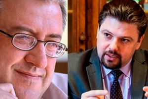 Cu cărţile pe masă