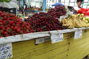 Culori de mai, în piaţă. Și fructe… de sezon!