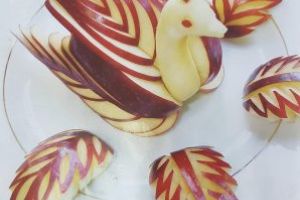 Sculpturi în fructe şi legume, realizate de elevi