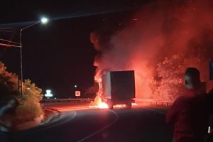 Un camion a luat foc pe DN 17 la Crainimăt (FOTO)