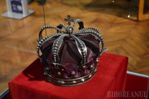 Distracţie scumpă: Cât a plătit Primăria Oradea pentru asigurarea mantiei, sceptrului şi coroanei Regelui Ferdinand