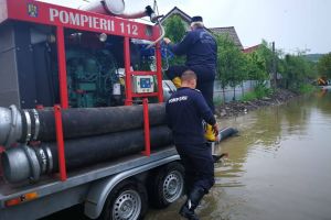 Echipaje de pompieri cu 9 motopompe, în sprijinul celor afectaţi de inundaţii