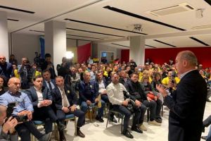 Rareş Bogdan a discutat cu vrâncenii şi românii care muncesc în Italia