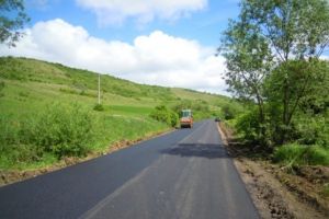 Se aşterne covor asfaltic pe drumul Gherla – Fizeşu Gherlii – Ţaga – Geaca