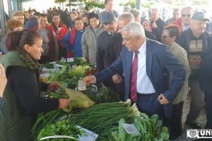 LIVE VIDEO: Ministrul Agriculturii Petre Daea, ”baie de mulţume” în piaţa din Sebeş – Și-a cumpărat ridichi şi s-a îmbrăţişat cu producătorii
