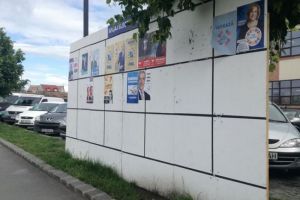 ALDE Sibiu face scandal – „În nicio campanie electorală nu s-au rupt atâtea afişe!”