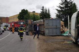 FOTO: Autoutilitară răsturnată pe strada Bega