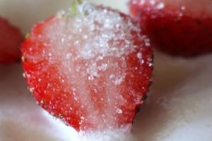 Pericol imens! Ce riscaţi atunci când consumaţi căpşuni cu zahăr