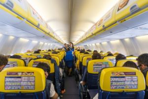 O femeie a murit imediat ce a urcat într-un zbor low-cost. Pasagerii, daţi jos din avion