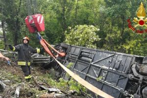 Un autocar în care se aflau 60 de turişti, implicat într-un ACCIDENT GRAV! ZECI de răniţi şi un MORT. Printre ei s-ar afla şi români