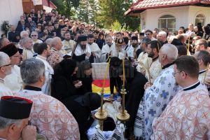 Sute de credincioşi şi un sobor de peste 100 de preoţi l-au condus pe ultimul drum pe ...