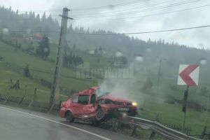 A pierdut controlul direcţiei şi a pătruns pe contrasens, într-un camion