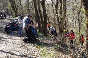 Nesimţire fără limite: O gaşcă de prieteni a curăţat gunoaiele din satul bihorean Râpa, consătenii lor au murdărit la loc! (FOTO)