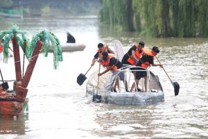 Competiţie cu bărci trăsnite la Timişoara, pe Bega: vikingi, ninja şi personaje din Game of Thrones