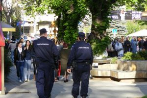 Un botoşănean căruia i s-a făcut rău pe stradă, ajutat de doi jandarmi aflaţi în afara serviciului