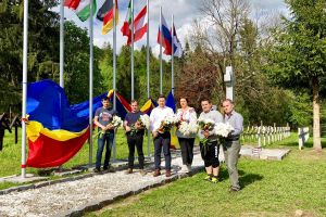 Impresionant! ”Fapte, nu vorbe”. Ziua onomastică a unui politician român, sărbătorită în Cimitirul Eroilor din Valea Uzului