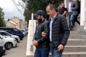 Proxeneţi prinşi la Arad: înciriaseră apartamente şi le găseau fetelor clienţi