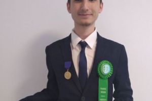 
Ștefan Ursu, un elev român genial, îl ia la întrebări pe laureatul Premiului Nobel pentru Chimie