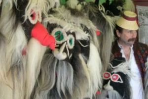 Cubanezii din Havana speriaţi de măştile ţăranilor români