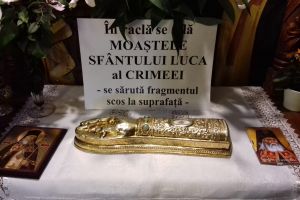 FOTO Mii de sibieni la coadă la moaştele Sfântului Luca la biserica de pe Dealului