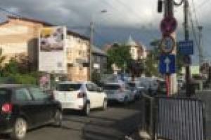 Strada Cluj: blocajele în trafic, optimismul consilierilor primarilor şi contrastul dintre postări şi realitate