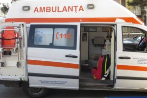O femeie a murit după ce s-a aruncat din ambulanţă. Ministrul Sănătăţii acuză asistenta