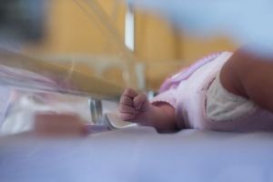 Rezultatul necropsiei în cazul copilaşului de un an şi jumătate din Botoşani care a murit sub privirile mamei. De la ce s-a stins micuţul