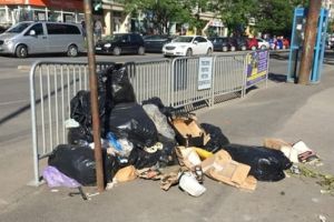 Comercianţi şi pieţari amendaţi pe Gh. Lazăr pentru gunoaiele din zonă