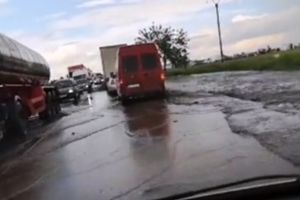 FOTO: DN2, inundat la ieşirea din judeţ, spre Buzău