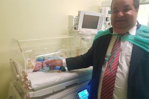 VIDEO FOTO – Regele Cioabă şi-a făcut nepotul prinţ imediat după naştere