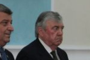 Mircea Snegur, fără traducător, prelegere despre identitatea naţională, la Universitatea din Craiova