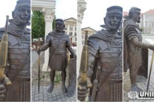 FOTO/ȘTIREA TA: Un soldat roman din Piaţa Cetăţii din Alba Iulia a rămas fără… vârful suliţei! Vandalismele din Cetatea Alba Carolina continuă!
