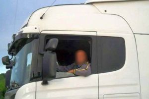 TRAGEDIE în familia unui şofer din Vinerea (Cugir). Bărbatul de 43 de ani a fost găsit DECEDAT în cabina camionului său, la marginea unui drum din Germania