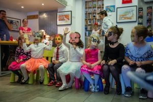 Zâmbete, culoare, măşti şi multe aplauze la „Jos pălăria” (Galerie foto)