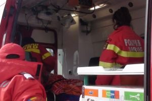 Copil lovit de remorca unui microbuz la Săcueni. Băiatul, nesupravegheat, se urcase pe sistemul de cuplare