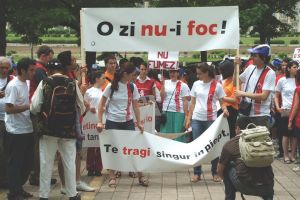 Marş anti-fumat în centrul Sibiului – Mere în schimbul ţigărilor