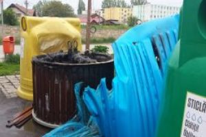 Containere pentru colectarea deşeurilor au fost incendiate la Sfântu Gheorghe