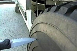 Tânăr, reţinut pentru distrugere. A tăiat cauciucurile mai multor maşini, în Codlea