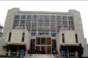 O grefieră de la Judecătorie s-a sinucis. S-a aruncat de la etaj. Ce au găsit poliţiştii în buzunarul ei?