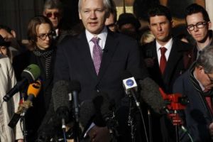 Julian Assange riscă ani grei. Departamentul de Justiţie al SUA a formulat alte 17 noi capete de acuzare împotriva co-fondatorului WikiLeaks