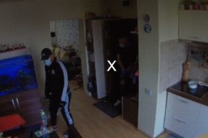 Momentul în care doi hoţi intră într-un apartament din Baia Mare. După 10 secunde, au dat bir cu fugiţii