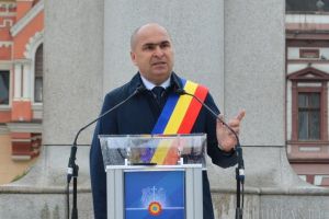 Primarul Ilie Bolojan, în lacrimi la dezvelirea Statuii Regelui Ferdinand în Oradea, boicotată de militari: 