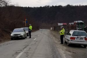 Braşovean la plimbare pe DN1 cu maşina, fără permis de conducere