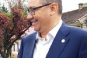 „Toate alimentările cu apă şi canalizare i se datorează lui Victor Ponta. Alţii ne-au promis asfalt şi în baie, dar nu s-a întâmplat nimic!”